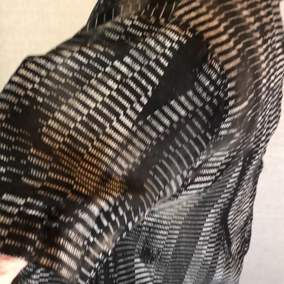 Urban Outfitters/ silence&noise/ sz L /black&white/crop top/short sleeves/ - Picture 6 of 11